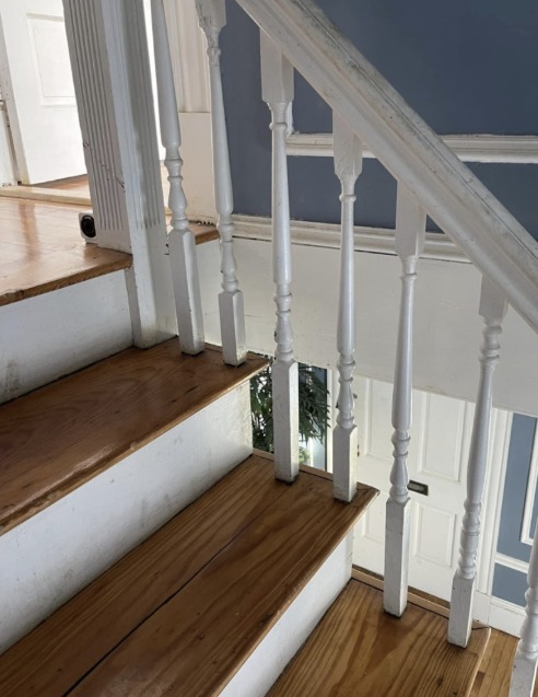 What It Means When a House Has One Upside-Down Baluster – A Hidden Symbol With a Soulful Story